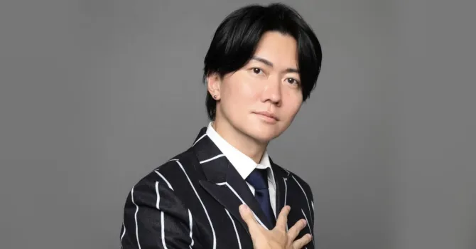 ホスト姿の桑田龍征